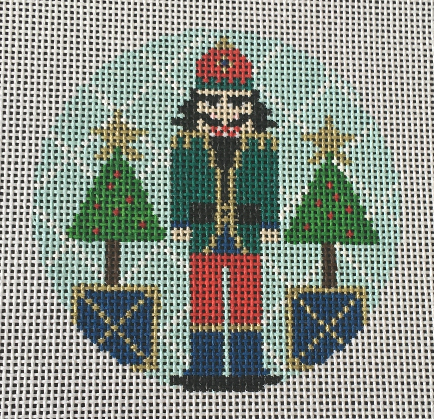 KCD13719 Nutcracker on Blue Round